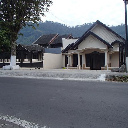 Shakila Guest House Malang Bagian luar foto